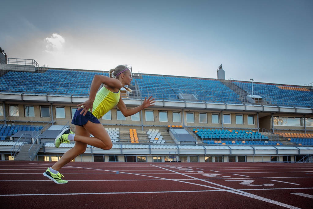 勇士输球，西部大洗牌！快船渔翁得利，现在最想库里复出的是詹皇